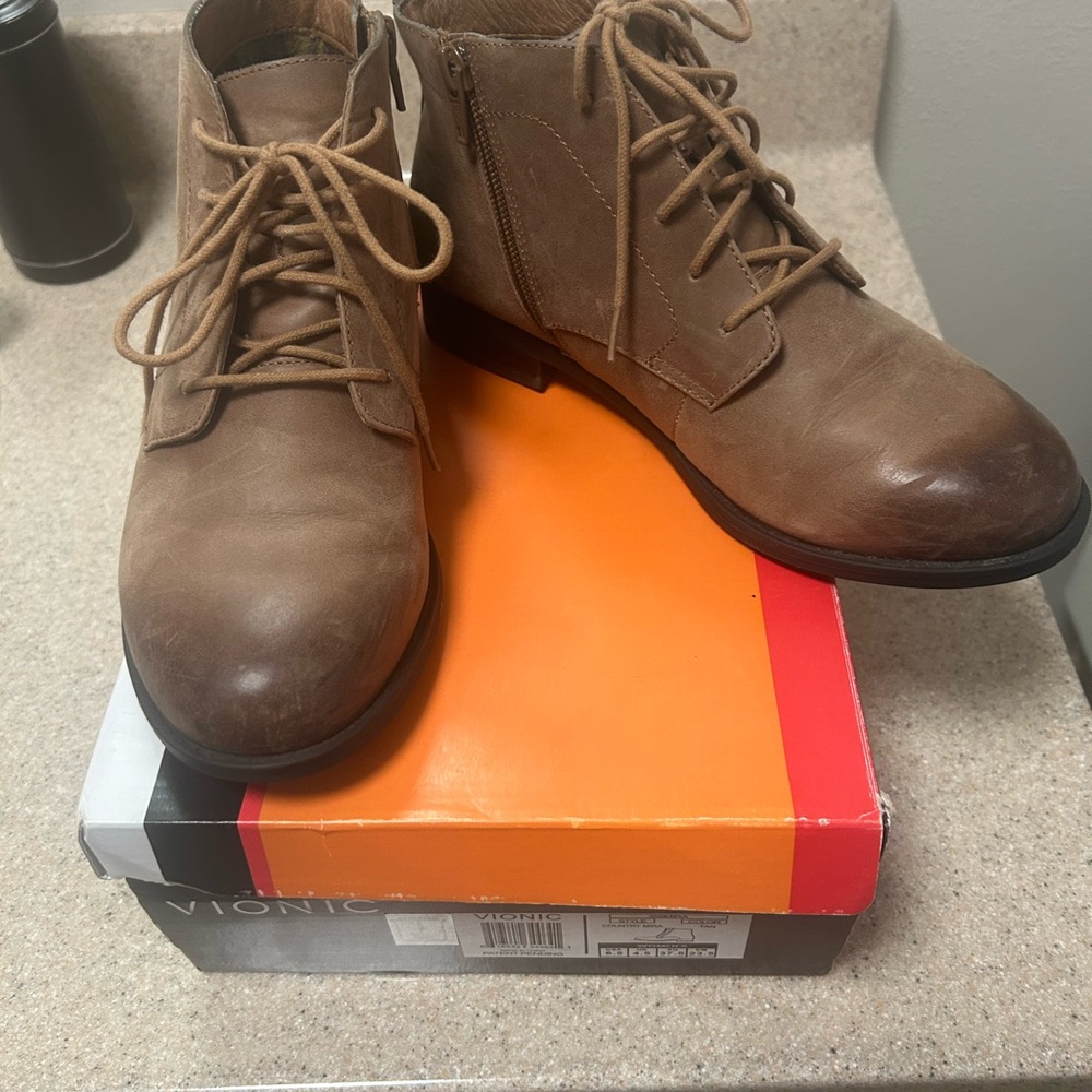 Vionic Women’s Tan Leather Chukka Boots